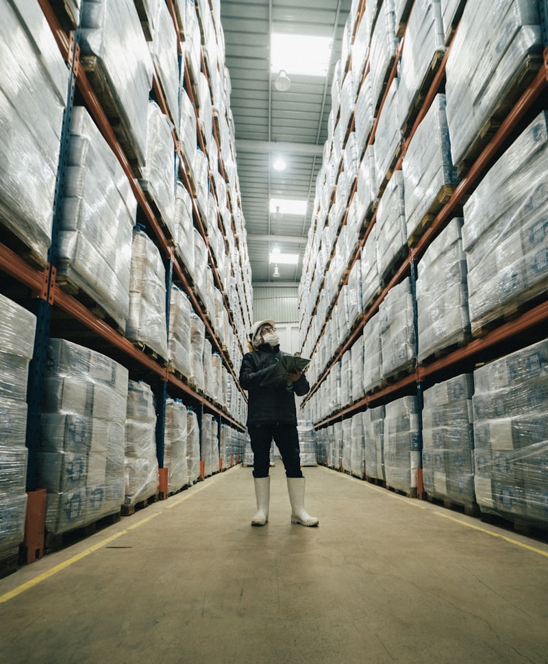 Supervisor de DAZZ CARGO verificando inventario en bodega de almacenamiento