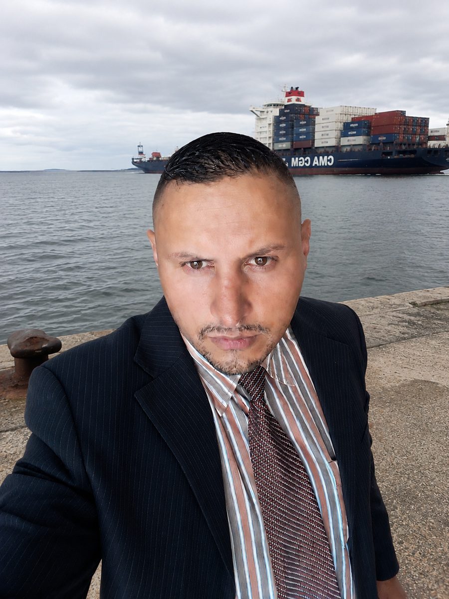 Ejecutivo de DAZZ CARGO frente a un buque portacontenedores en el puerto